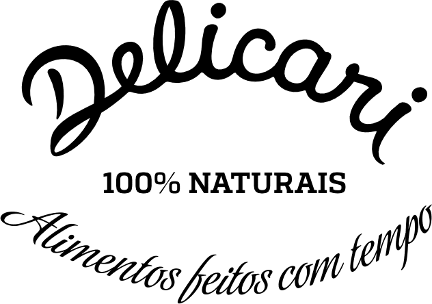 Selo composto por trÊs elementos: logotipo Delicari, a frase "100% Naturais) e "Alimentos Feitos com tempo"