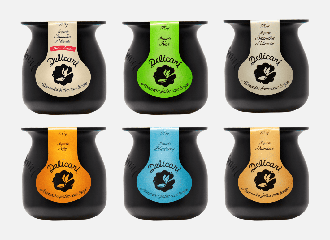 Conjunto de 6 potes pretos de Iogurte Delicari (170g) com rotulagem de diferentes sabores/ cores