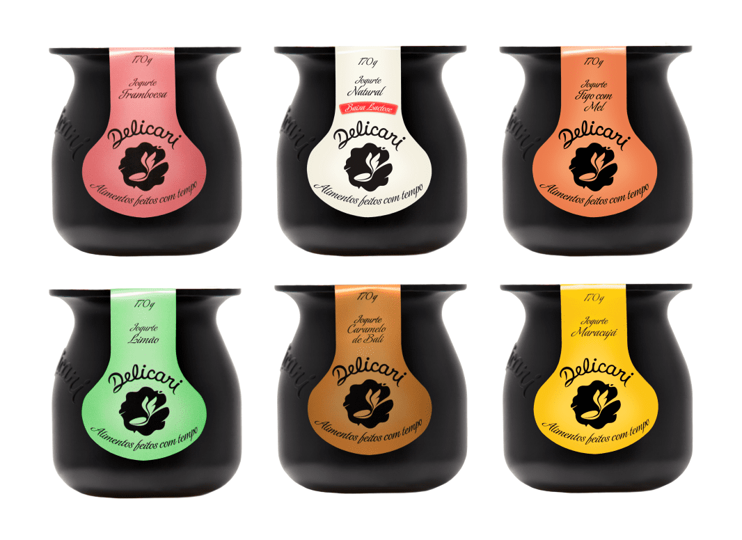 6 potes pretos de 170g com rótulos coloridos para Iogurte Delicari desenhados pela Brandium