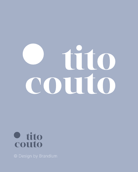 Logo da marca Tito Couto em fundo azul